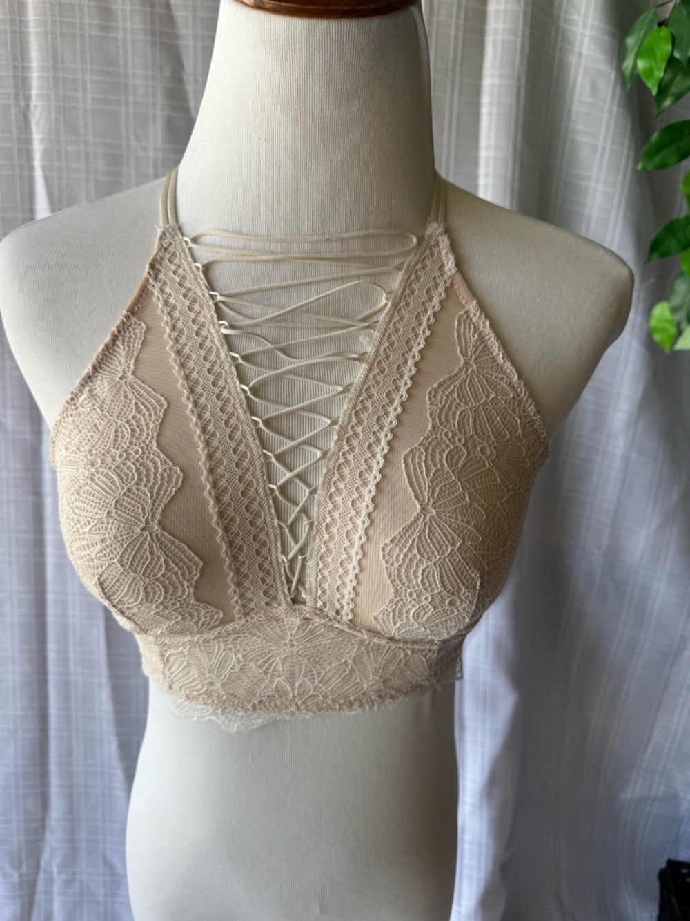 Victoria’s Secret Lace Plunge Bralette – Nude Beige (Size S) - Picture 3 of 7